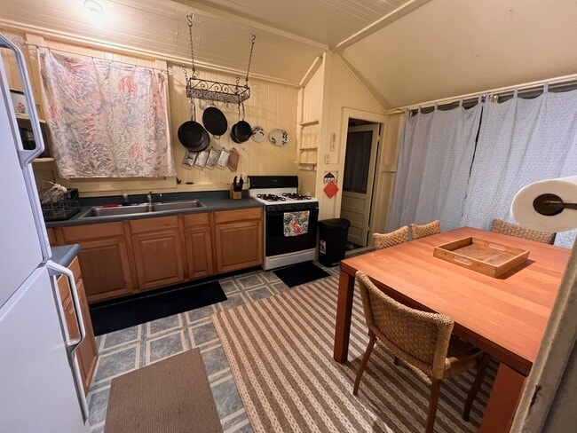 Building Photo - 546 Nani St