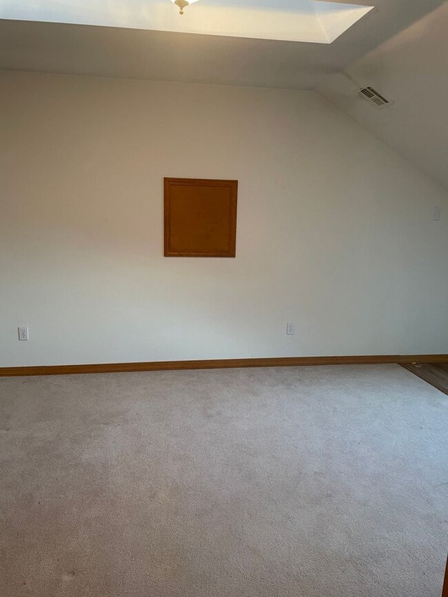 Building Photo - Large Three Bedroom on the North Side of D...