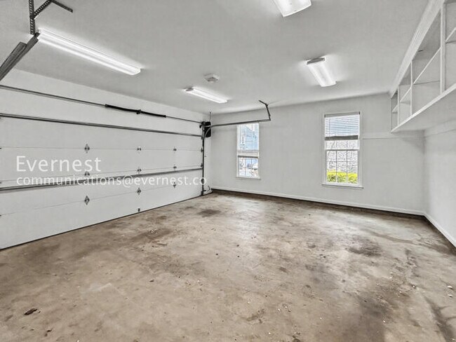 Building Photo - 3-Beds 3.5 Baths Spacious Home with Fenced Yard and Garage Parking