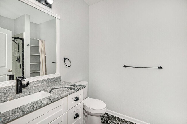 Building Photo - Updated 2 Bed 2 Bath Condo with One Car Garage in Littleton!