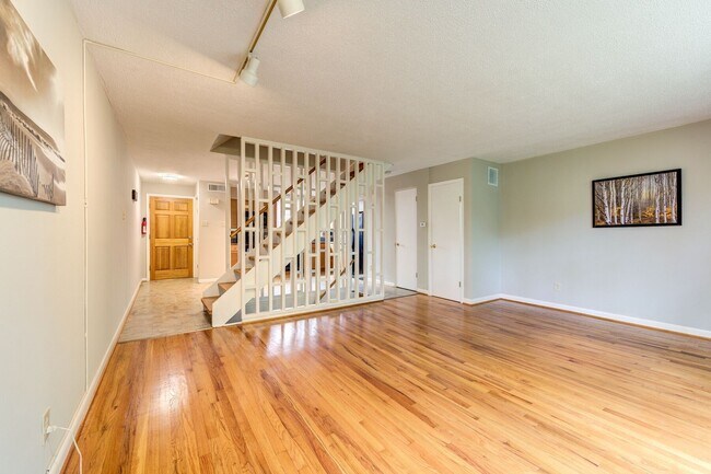Building Photo - 25 Tower Hill Ct