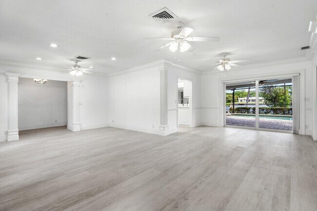 Building Photo - 150 SW 11th Ct