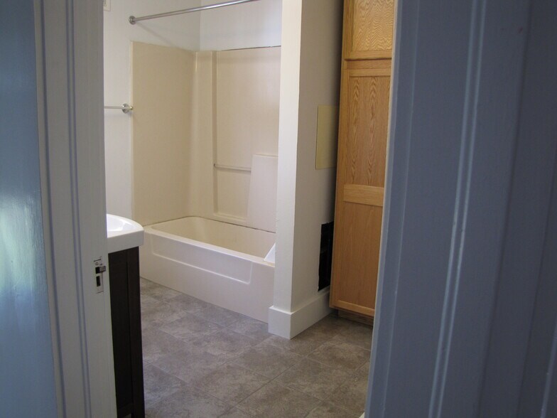 BATH - 326 S Burrowes St