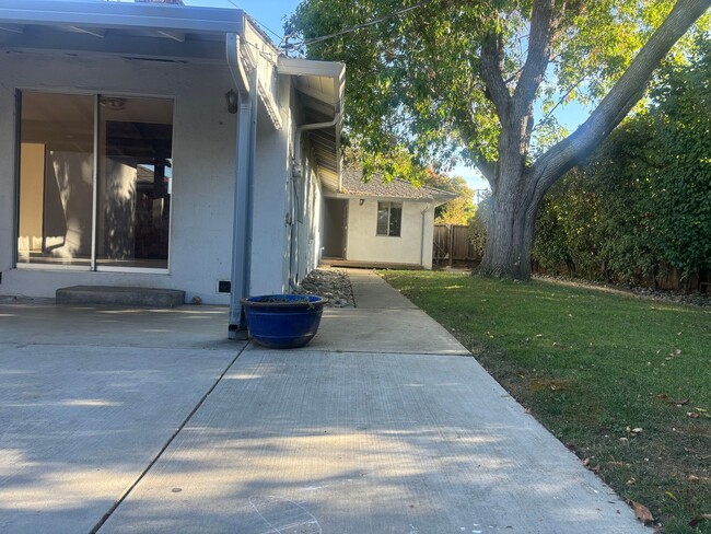 Building Photo - Coming Soon! This Spacious 4/2 Charmer in ...