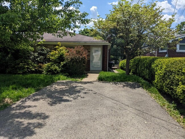 Building Photo - 3002 Mintwood Dr