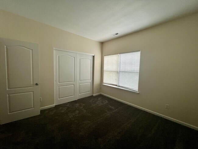 Building Photo - Available Now! 2nd Story, 3 Bed, 2.5 Bath Condo with Screened-in Balcony in Adams Landing