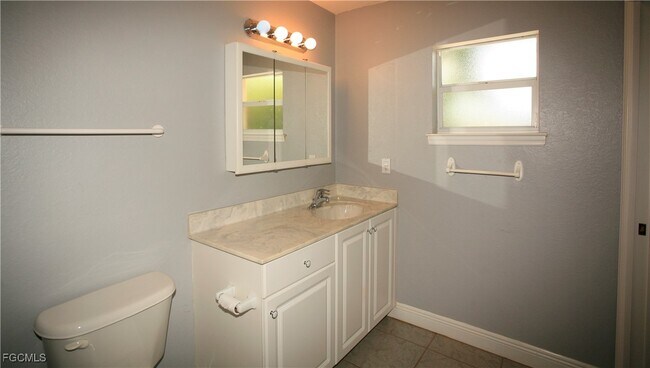 Building Photo - 606 SE 6th Terrace