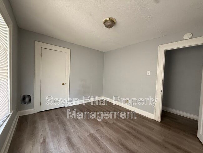 Building Photo - 1044 E 16th Ave