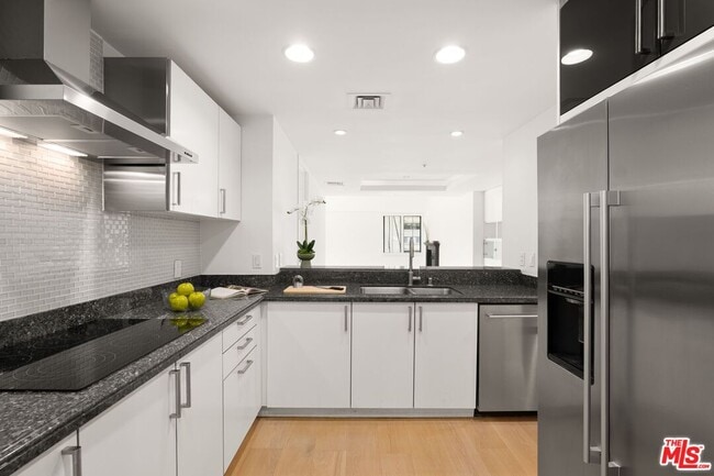 Building Photo - 10520 Wilshire Blvd