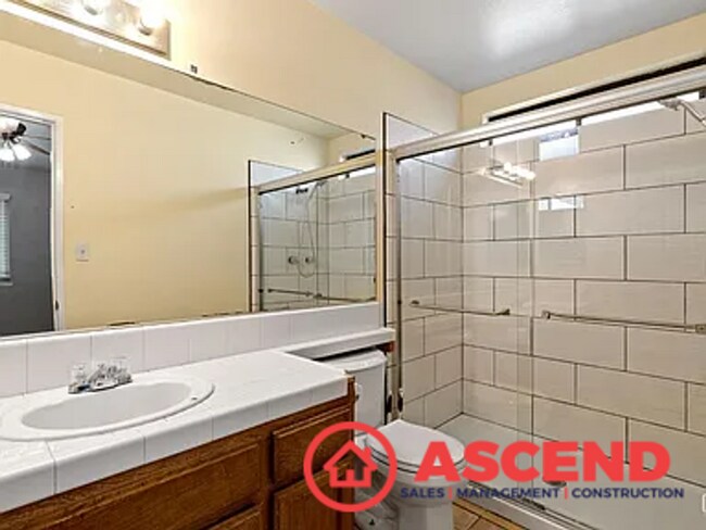 Building Photo - Lovely Home In Southwest Bakersfield!