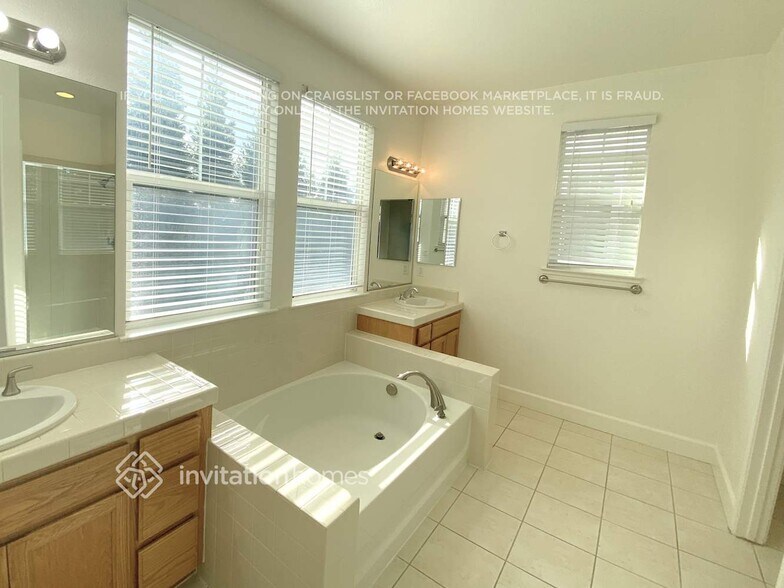Building Photo - 465 Lexington Dr