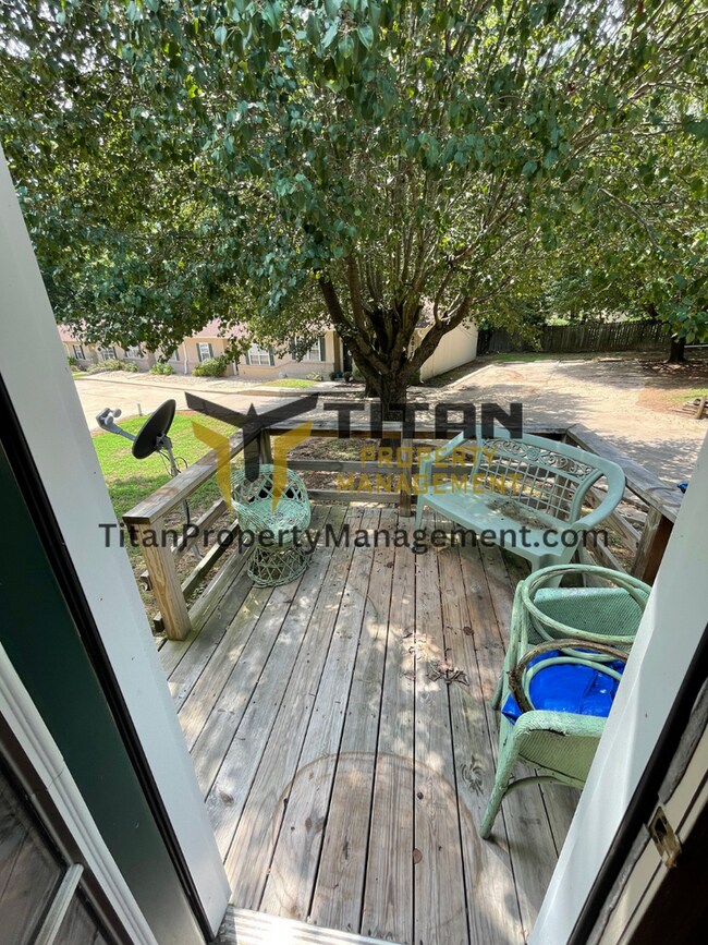 Building Photo - 2 Bed/2 Bath End Unit Apartment