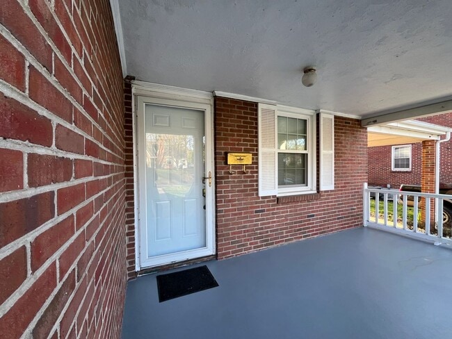 Building Photo - Charming Brick House off Fort Avenue