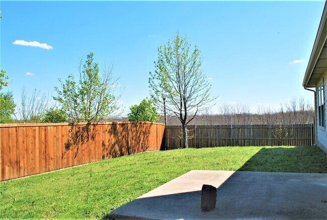 Building Photo - 2200 Lookout Ln