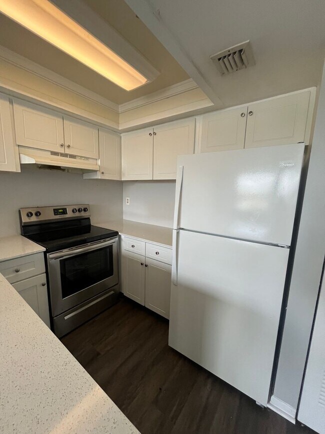 Building Photo - 728 Executive Center Dr