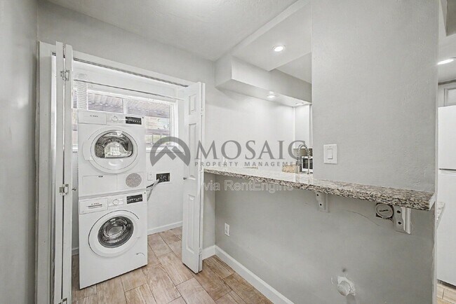 Building Photo - 461 W Holmes Ave