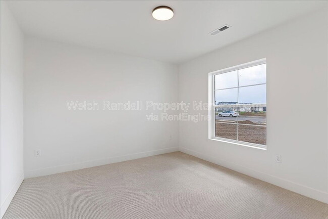 Building Photo - 837 E 3rd N