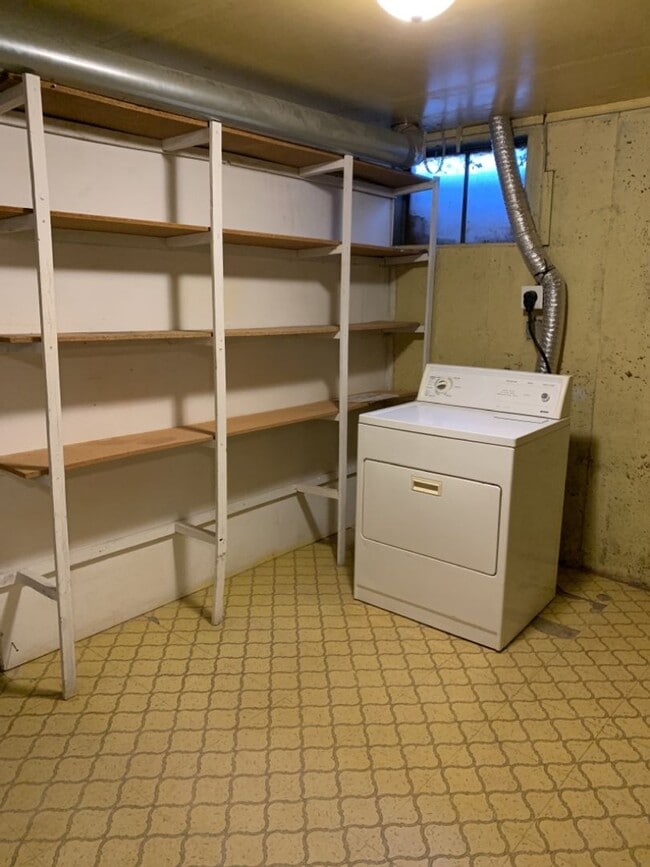 Building Photo - STUDENTS WELCOME! Spacious 5 Bed 2 Bath Ranch Home