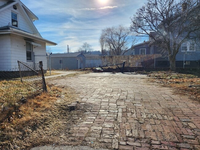 Building Photo - 4 bedroom house