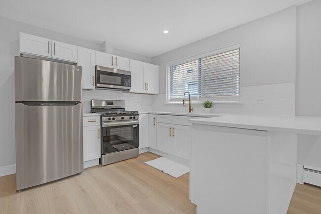 Building Photo - 2712 W Balmoral Ave