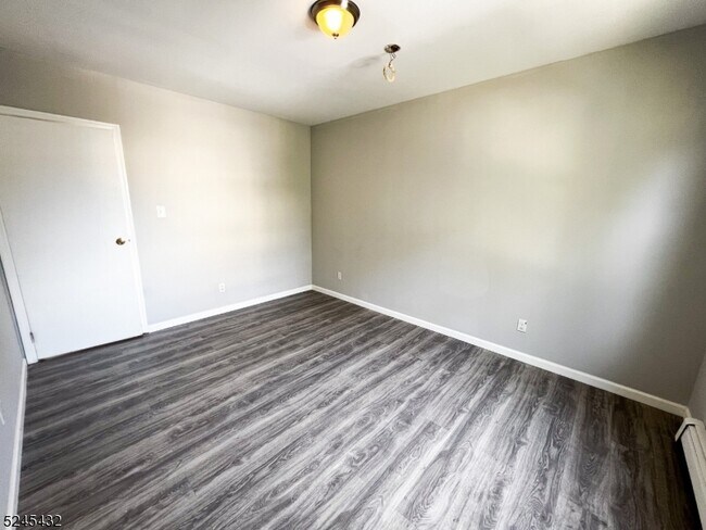 Building Photo - 422 Halsted St