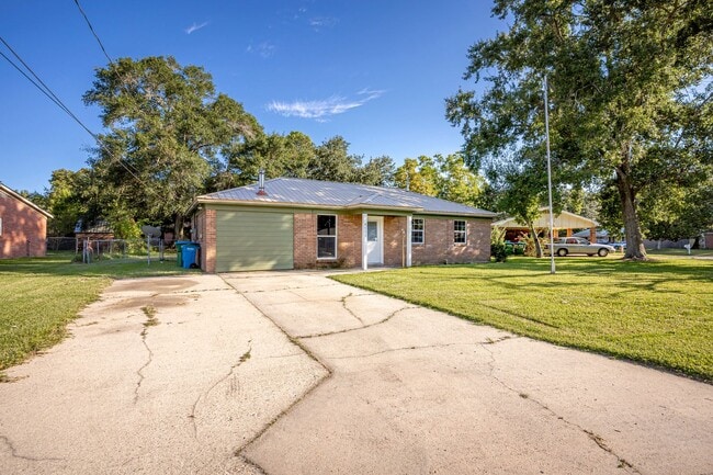 Building Photo - 3 Bed 1 Bath Home In Pascagoula - New Appliances
