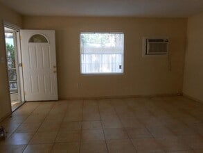 Building Photo - 2/1 Duplex in College Park Area