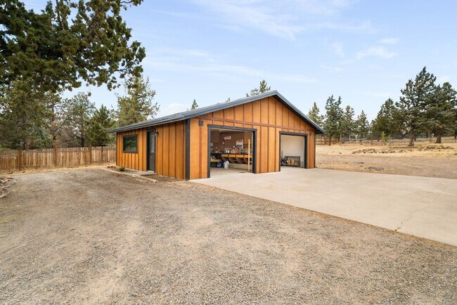 Building Photo - BRAND NEW FULL RENOVATION! Beautiful turn-key home available in Crooked River Ranch!