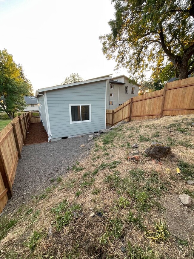 Building Photo - Brand new 2024 Kalama Home with Modern des...