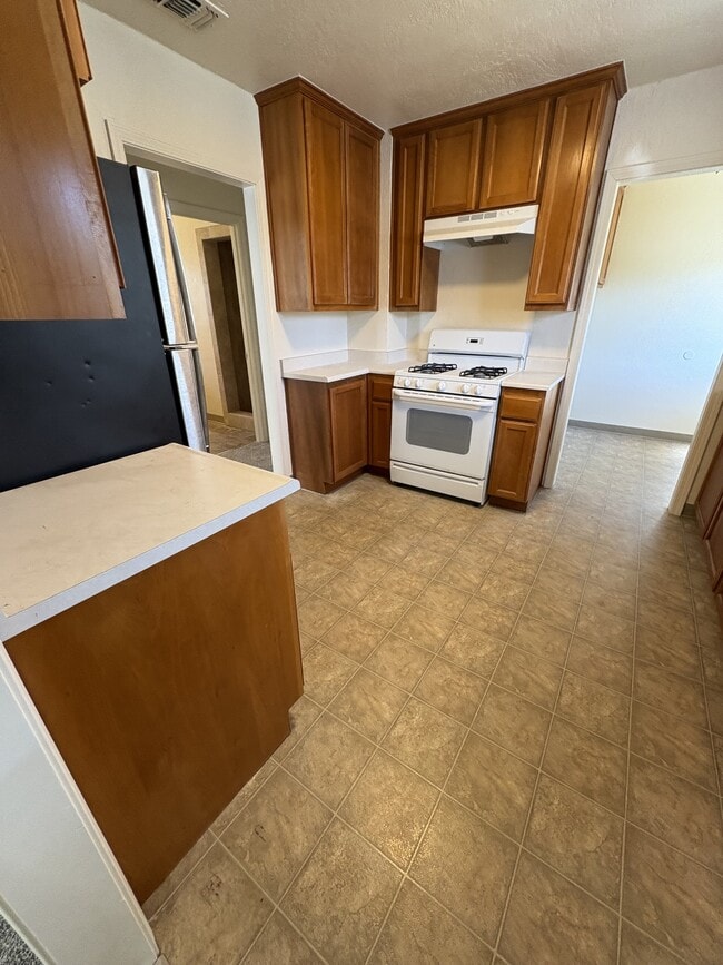 Building Photo - 401 Ainsley Ave