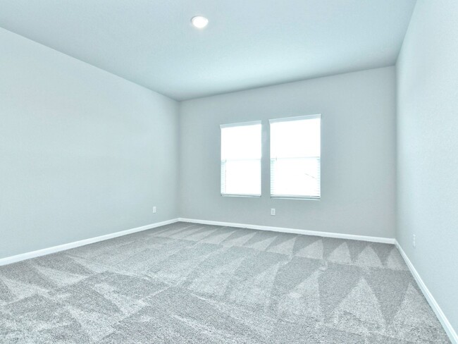 Building Photo - Large 3036 SF Home - 5 Bed/3 Bath + Media ...