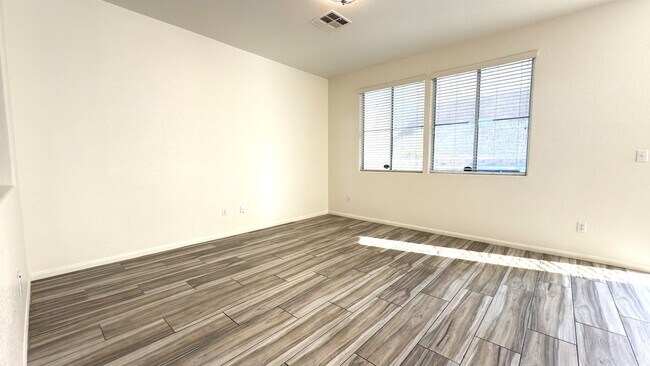Building Photo - 10631 Streamside Ave