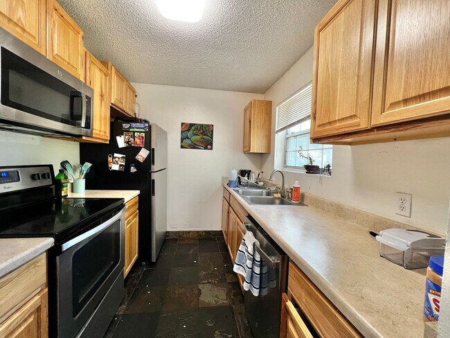 Building Photo - Great Campus West 2 Bed 1 Bath Available!