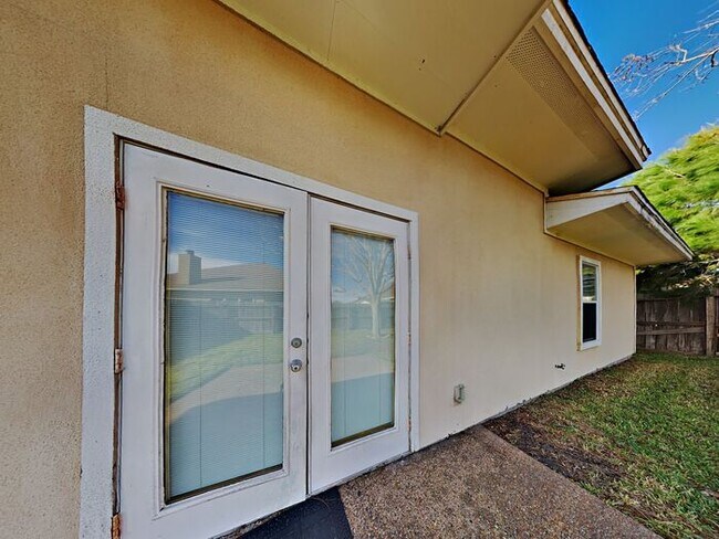 Building Photo - No Application Fees* $1000 off 1st months ...