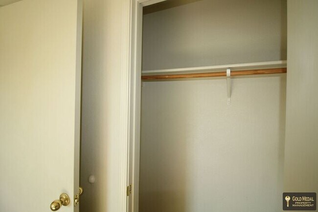 Building Photo - Now Leasing – 401 W Ave E, Unit B
