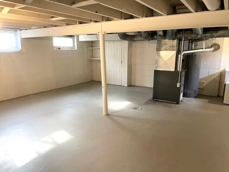 Building Photo - 5211 N Diversey Blvd