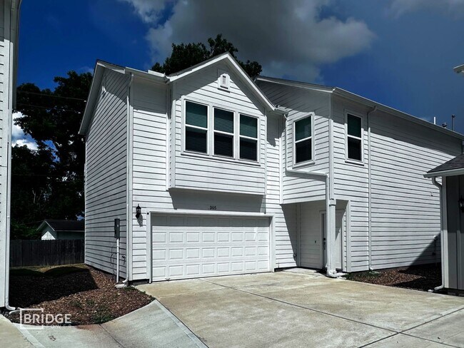 Primary Photo - 305 Huisache St
