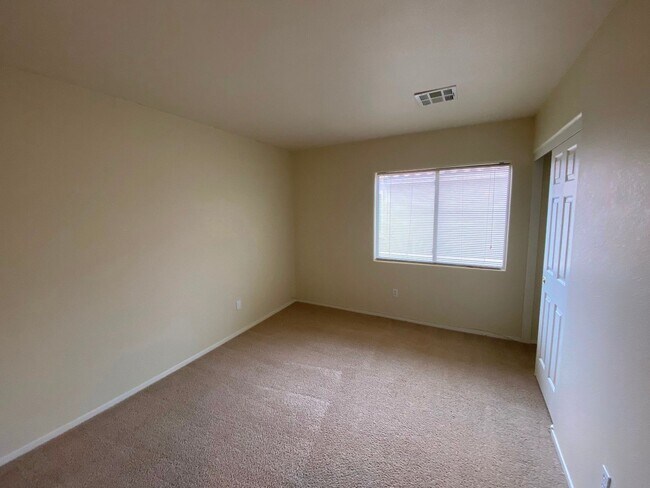 Building Photo - Beautiful & spacious home on an oversized ...