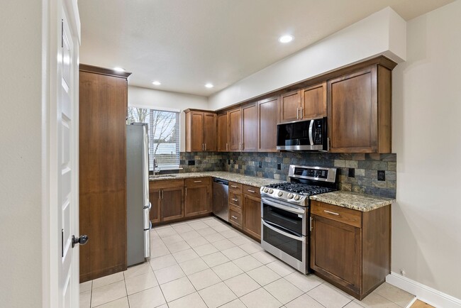 Building Photo - 3BR/2.5 Bath Townhome