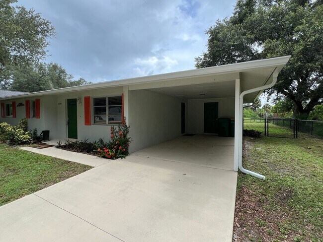 Building Photo - ** Annual ** 2 Bed / 2 Bath ** Single Fami...
