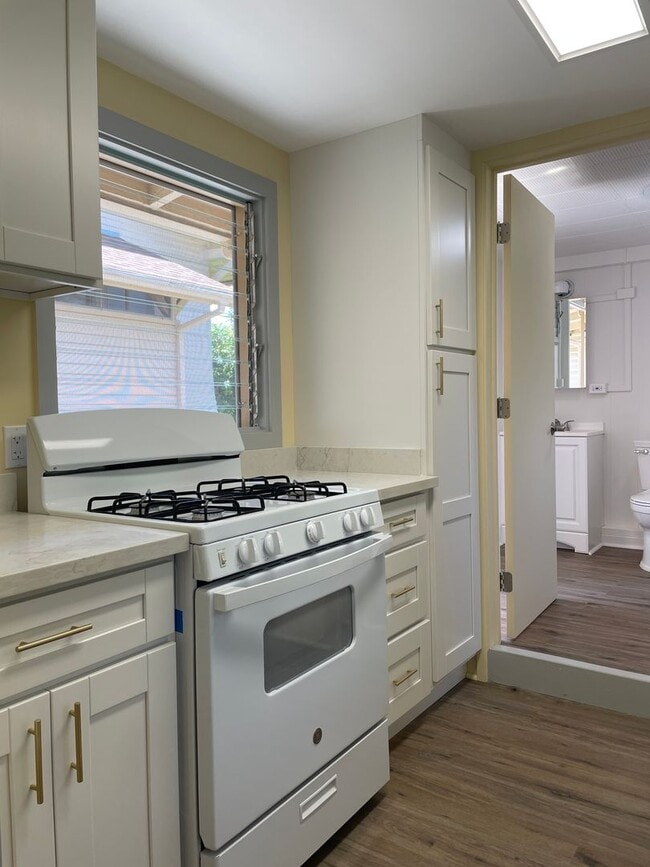 Building Photo - Renovated, Studio Cottage w/Full Kitchen