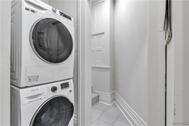 Building Photo - 617 Niagara St