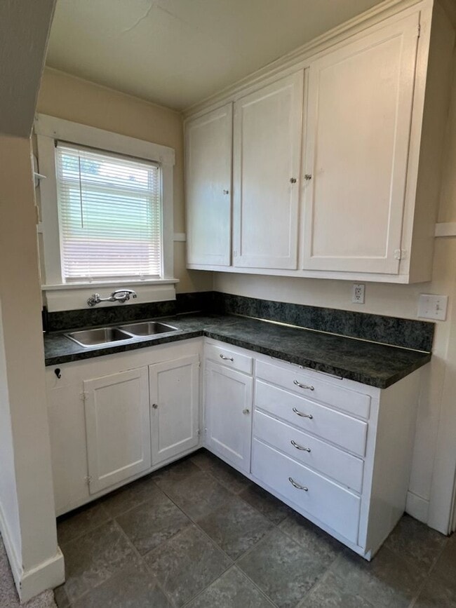 Building Photo - 901 Kittitas St