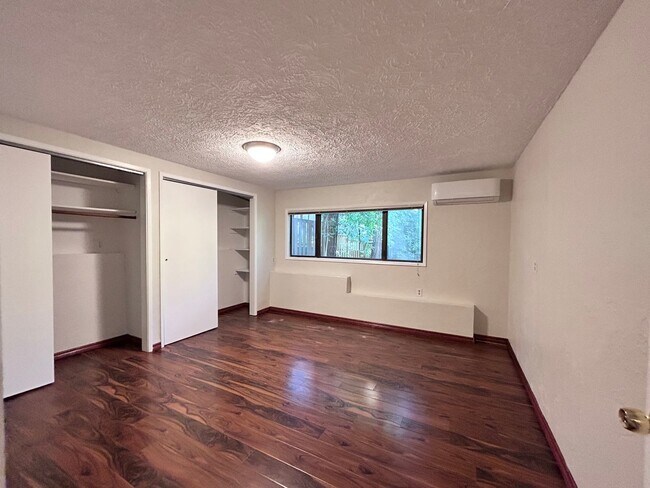 Building Photo - Large 3 Bed, 2 Bath, Sanctuary!