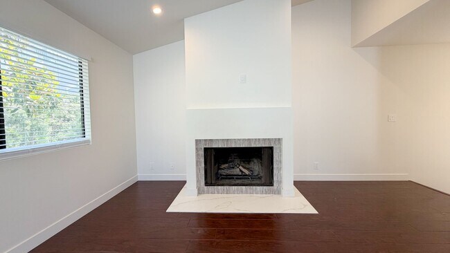 Building Photo - 2438 Myrtle Ave