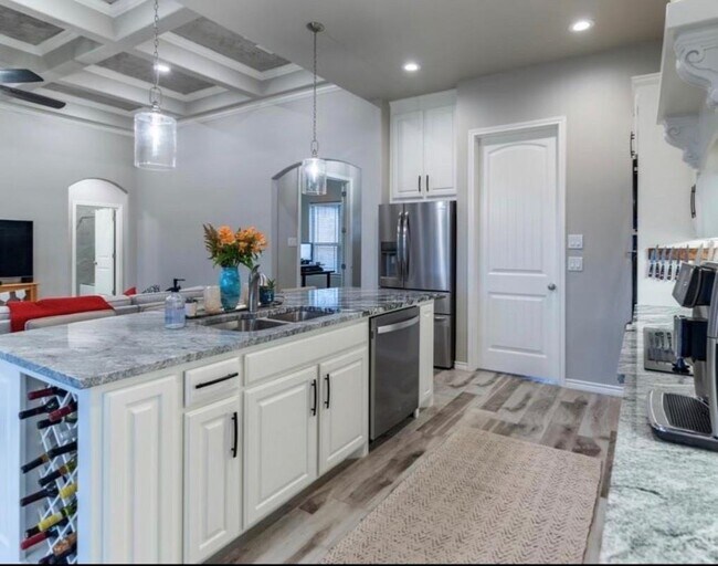 Building Photo - 6611 Pinehurst Dr