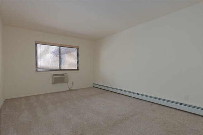 Building Photo - 8 E Lawrence Park Dr