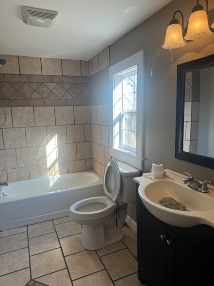 Building Photo - 204 Dameron St