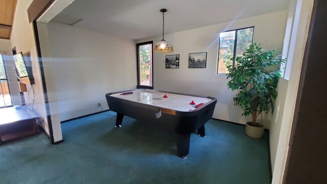 Building Photo - 1 BDRM Kings Run Condo w/ HOA Amenities, V...