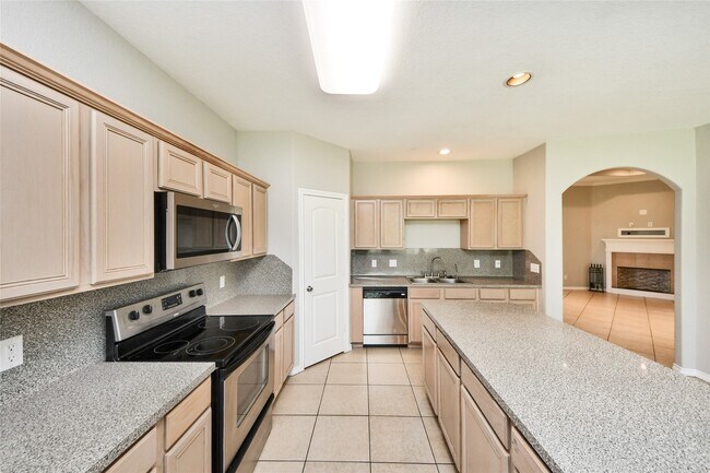 Building Photo - 11004 San Jacinto Dr